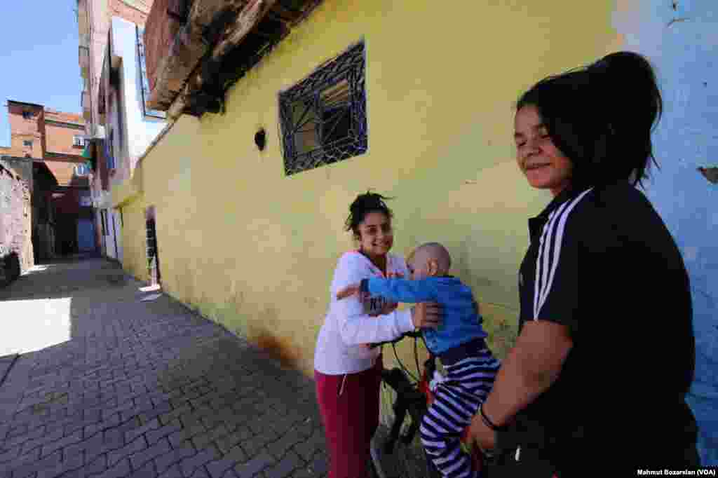 Sur'da geçen yılki sokağa çıkma yasağından sonra istimlak edilen evlerden tahliyeler&nbsp;