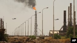 Helikopter AS saat berpatroli di atas kilang minyak terbesar di Irak, di wilayah utara kota Baiji, 5 Agustus 2003 (Foto: dok). Militan Islam Sunni menyerang kilang utama Irak ini dan menyebabkan kerusakan di lokasi tersebut, Rabu (18/6).