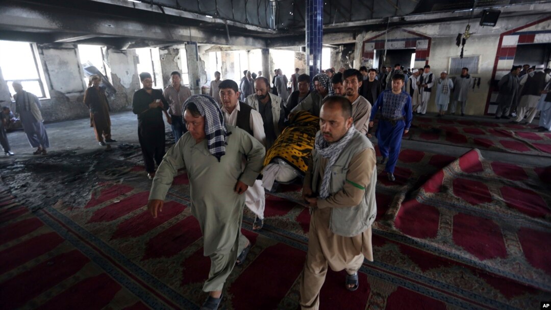 Para pria menggotong korban serangan bunuh diri di masjid Syiah, Imam Zaman, Kabul, Afghanistan, 26 Agustus 2017. 