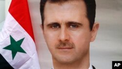 Une photo du président syrien Bachar al-Assad lors d'une manifestation devant l'ambassade syrienne à Belgrade, en Serbie, le 15 avril 2018.