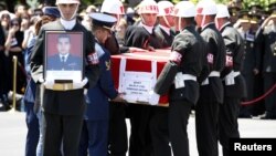 Turski vojnici nose kovčeg sa posmrtnim ostacima pilota Gokana Ertana