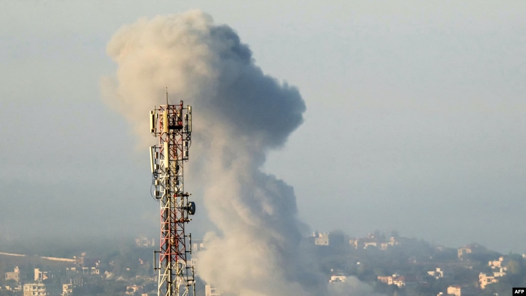 Columnas de humo se elevan desde el lugar de un ataque aéreo israelí en la aldea de Taybeh, en el sur del Líbano, el 15 de octubre de 2024.