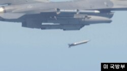 미군 F-16 전투기에서 GBU-39 정밀유도폭탄을 투하하고 있다. 사진=미 국방부.