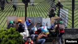 Guardias nacionales disparan a quemarropa contra manifestantes durante una protesta el miércoles 31 de mayo, de 2017, en Caracas.