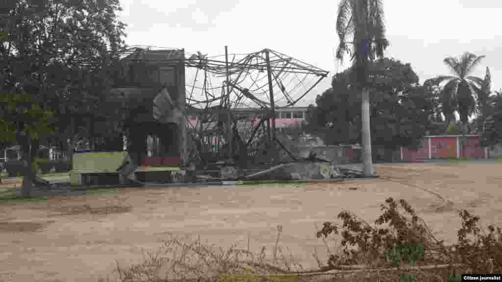 Os escombros do edifício da Cultura depois de destruído pelas chamas, 28 de Março, 2015, Benguela, Angola