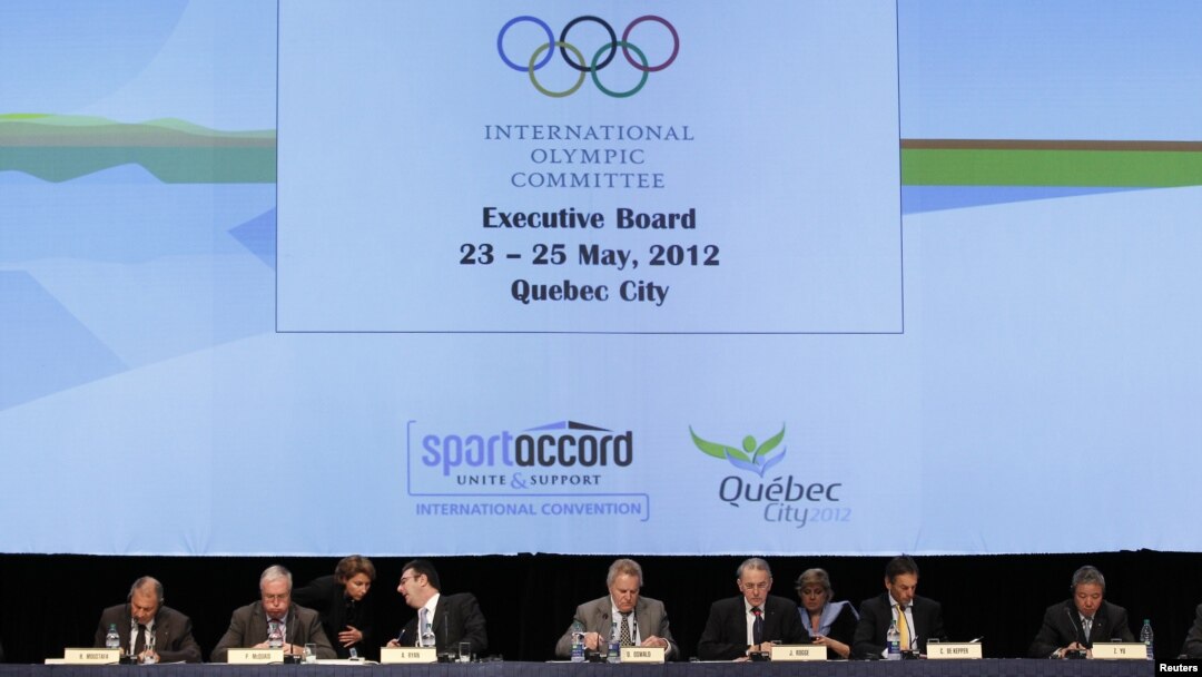 Presiden Komite Olimpiade Internasional (IOC), Jaques Rogge (nomor empat dari kanan) dan para eksekutif IOC menghadiri rapat persiapan olimpiade musim panas di Quebec, Kanada (23/5).
