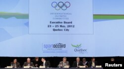 Presiden Komite Olimpiade Internasional (IOC), Jaques Rogge (nomor empat dari kanan) dan para eksekutif IOC menghadiri rapat persiapan olimpiade musim panas di Quebec, Kanada (23/5).