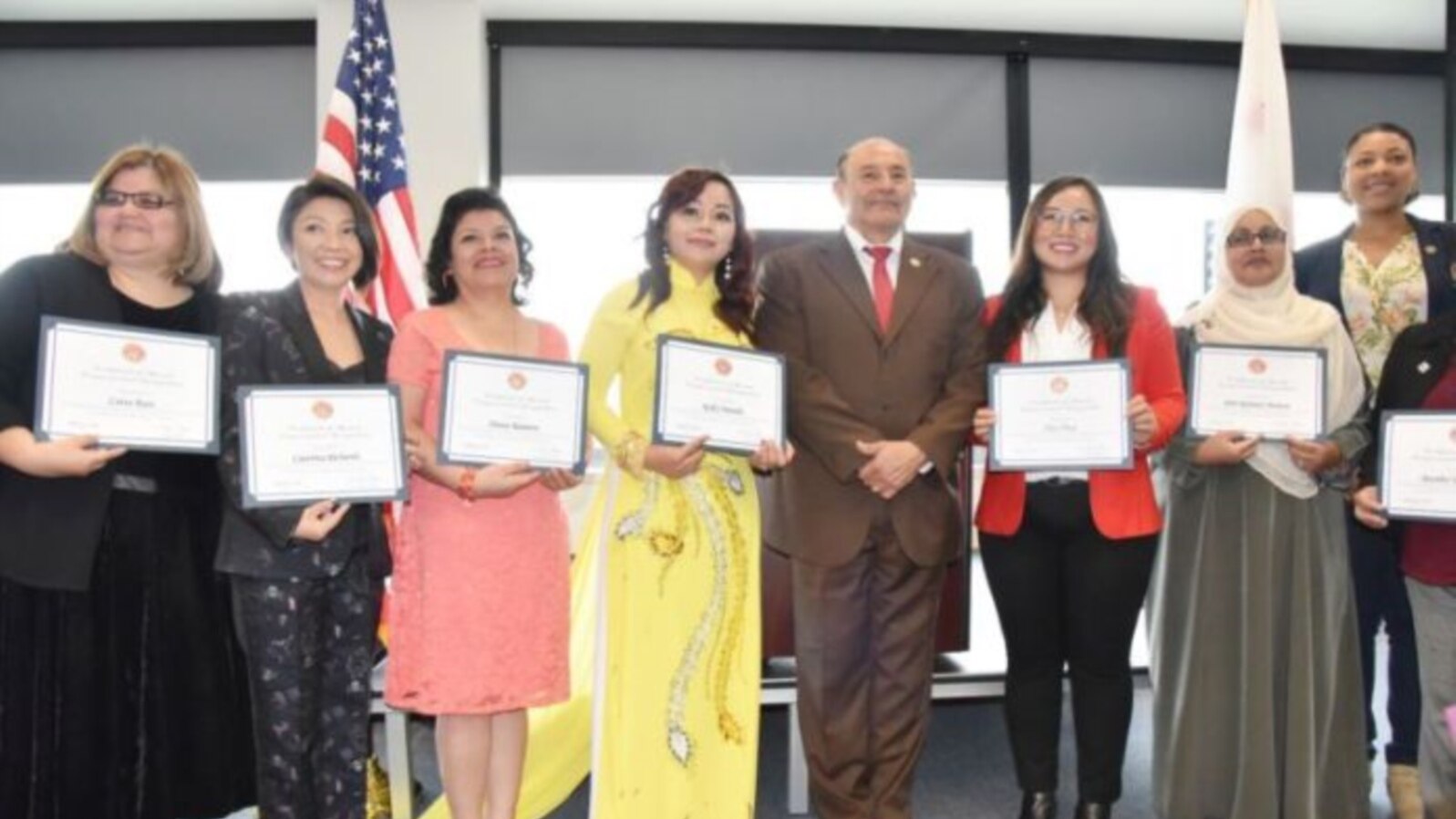 Bà Kelly Daniels, còn có tên là Quan Thị Liên Kiều, mặc áo dài, bên cạnh Dân biểu Liên bang Hoa Kỳ Lou Correa, trong buổi lễ vinh danh “Người Phụ Nữ Năm 2019," ngày 23/3/2019. Photo Văn Lang/Người Việt.
