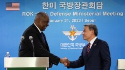 Bộ Trưởng Quốc Phòng Hoa Kỳ Lloyd Austin bắt tay Bộ trưởng Quốc phòng Hàn Quốc Lee Jong-Sup sau cuộc họp tại Seoul ngày 31/1/2023.
