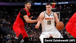 Le pivot Nikola Jokic des Denver Nuggets, à droite, contre son vis-à-vis des Portland Trail Blazers, Enes Kanter , Denver, Colorado, le 1er mai 2019. 