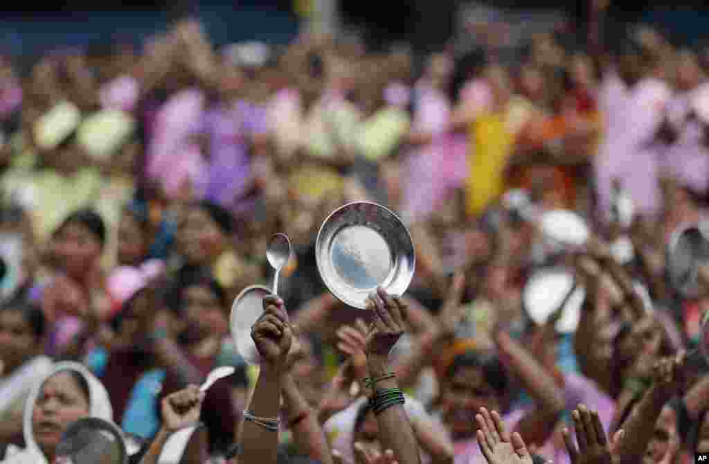 Para pekerja perawatan anak dan ibu yang disponsori pemerintah India, memukuli piring dengan sendok selama protes di kota Mumbai, India.