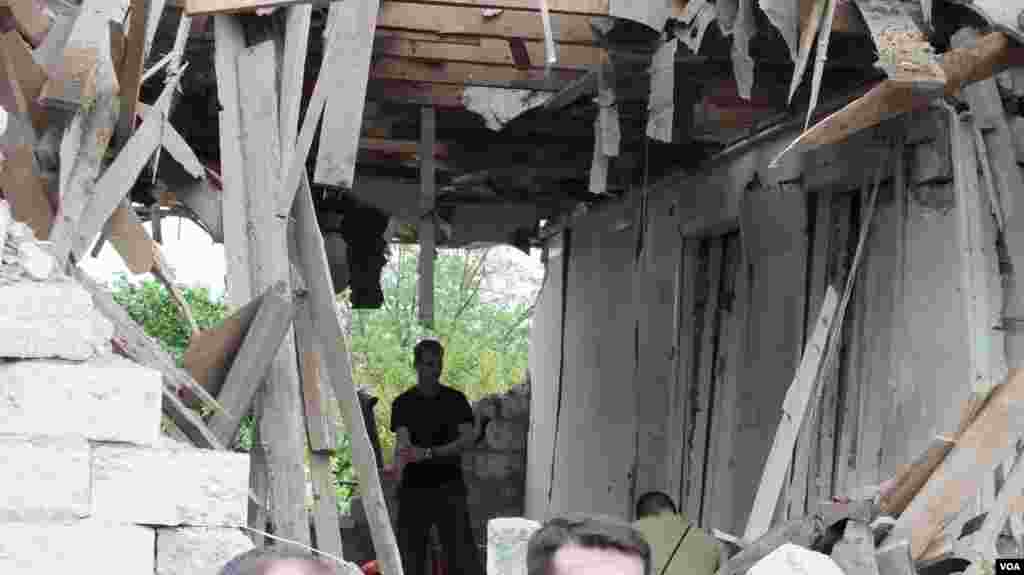 Artileriya atəşi ilə dağıdılmış ev