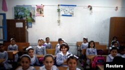 Anak sekolah Palestina di ruang kelas sekolah yang dikelola oleh UNRWA, di hari pertama kembali sekolah di Gaza City, 29 Agustus 2018.