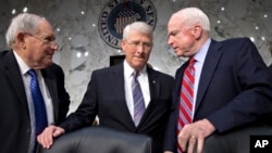 17일 국회에서 공화당 의원들과 대화 중인 로저 위커 미국 공화당 상원의원(가운데). 16일 발견된 오바마 대통령 수신 독극물 편지가 16일 위커 상원의원에게도 발송되었다.
