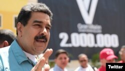 El presidente Nicolás Maduro dijo que con el nuevo aumento busca ayudar a los trabajadores a enfrentar la "guerra económica" de la oligarquía neoliberal.