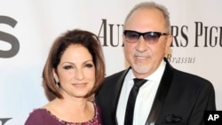 Gloria Estefan (kiri) dan Emilio Estefan saat menghadiri acara Tony Awards di Radio City Music Hall, New York (foto: dok).