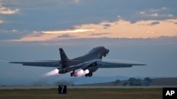 미 공군 B-1 '랜서' 전략폭격기가 사우스다코타주 엘즈워스 공군기지에서 이격기가 사우스다코타주 엘즈워스 공군기지에서 이륙하고 있다.