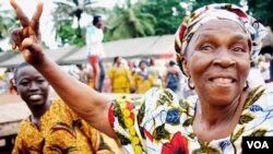 A woman at a pro-Alpha Condé rally in the Guinea capital Conakry, September 29, 2012. (N. Palus/VOA)