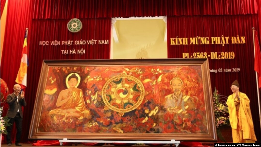 Thượng tọa Thích Thanh Quyết, cũng là đại biểu Quốc hội Việt Nam, giới thiệu bức tranh "Đạo pháp và dân tộc" tại một buổi lễ mừng ngày sinh của Đức Phật tại Học viện Phật giáo ở Sóc Sơn, Hà Nội, hôm 10/5. (Ảnh chụp màn hình VTC)