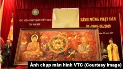 Thượng tọa Thích Thanh Quyết, cũng là đại biểu Quốc hội Việt Nam, giới thiệu bức tranh "Đạo pháp và dân tộc" tại một buổi lễ mừng ngày sinh của Đức Phật tại Học viện Phật giáo ở Sóc Sơn, Hà Nội, hôm 10/5. (Ảnh chụp màn hình VTC)