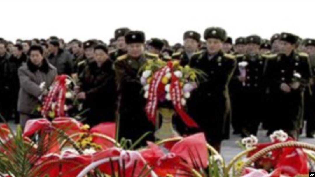 Warga Korea Utara dan tentara meletakkan karangan bunga tanda penghormatan mereka terhadap mendiang pemimpin mereka Kim Il-sung and Kim Jong-il di Mansu Hill dalam peringatan setahun wafatnya Kim Jong-il di Pyongyang, Korea Utara (16/12).