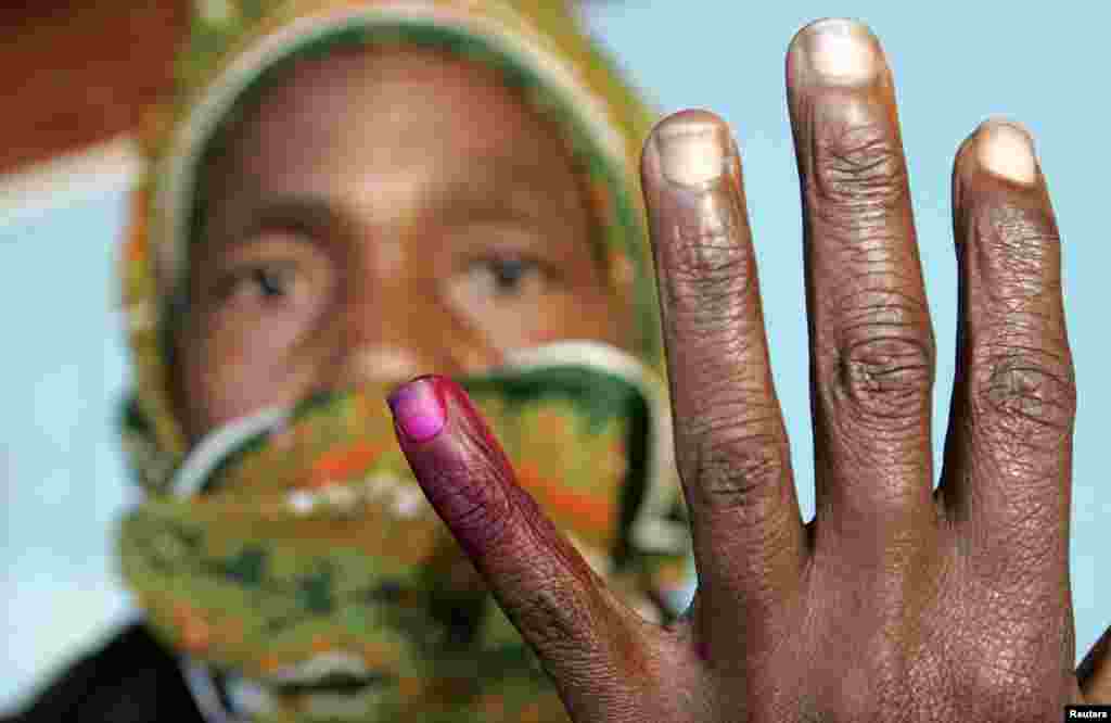 A woman shows her ink-stained finger after casting her vote in Zimbabwe&#39;s presidential and parliamentary elections in the capital Harare March 29, 2008.