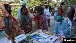 2021년 5월 21일 인도 서부 벵갈주에서 코로나 검사를 진행 중인 의료진 (자료사진) 