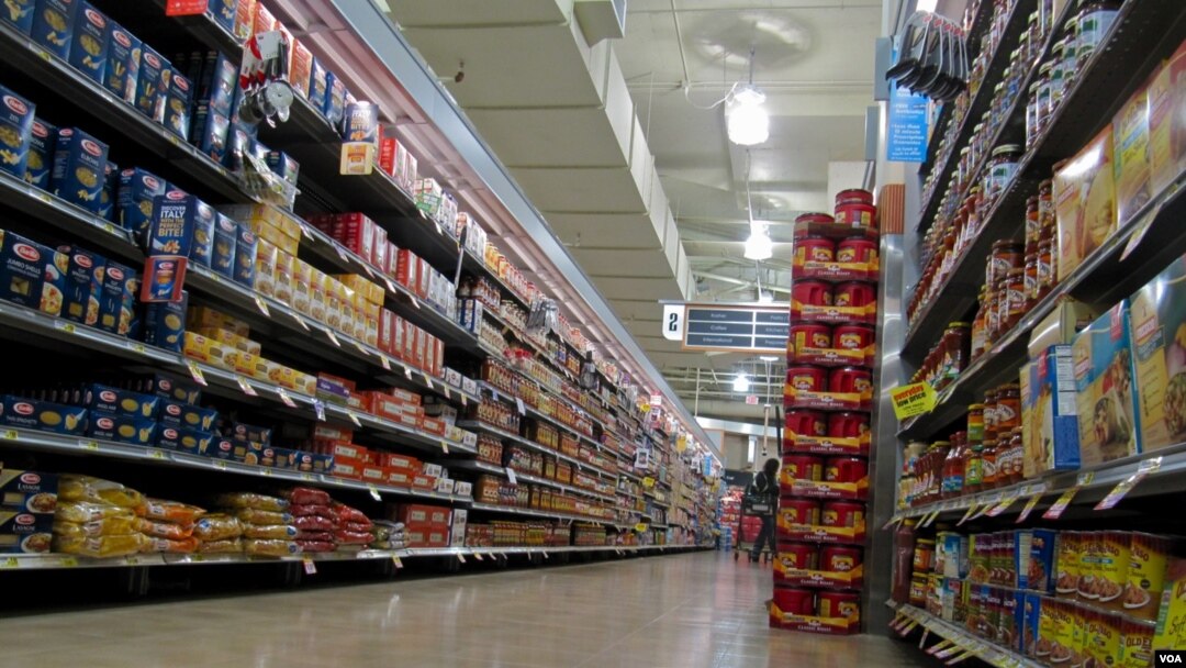 About 80 percent of the packaged foods on American supermarket shelves contain ingredients from genetically modified organisms, according to the Grocery Manufacturers Association. credit: VOA/S. Baragona