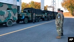 Des soldats américains et sud-coréens avant de quitter le village frontalier de Panmunjom, en Corée du Sud, le 25 octobre 2018.