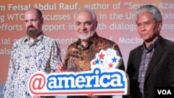 Imam Feisal Abdul Rauf (tengah), Mochtar Pabottingi (kanan) dan Staf Kedubes AS di @america, Jakarta (photo: VOA Indonesia)