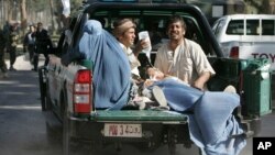 Las víctimas de uno de los ataques en Guzara, en la provincia de Herat son trasladadas al hospital.