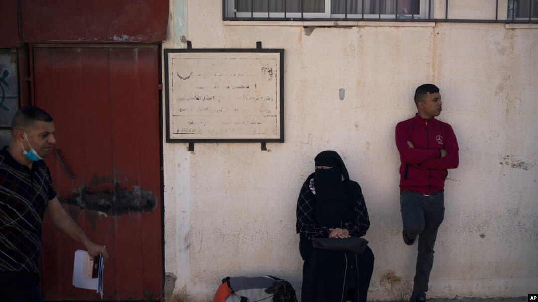Bamwe mu Banyepalestina ku mupaka wa Rafah 