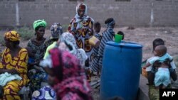 Les personnes fuyant la violence dans le centre du Mali se réfugient à Dialokorobougou, près de Bamako, le 3 mai 2018. 