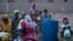 Les personnes fuyant la violence dans le centre du Mali se réfugient à Dialokorobougou, près de Bamako, le 3 mai 2018. 