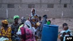 Les personnes fuyant la violence dans le centre du Mali se réfugient à Dialokorobougou, près de Bamako, le 3 mai 2018. 