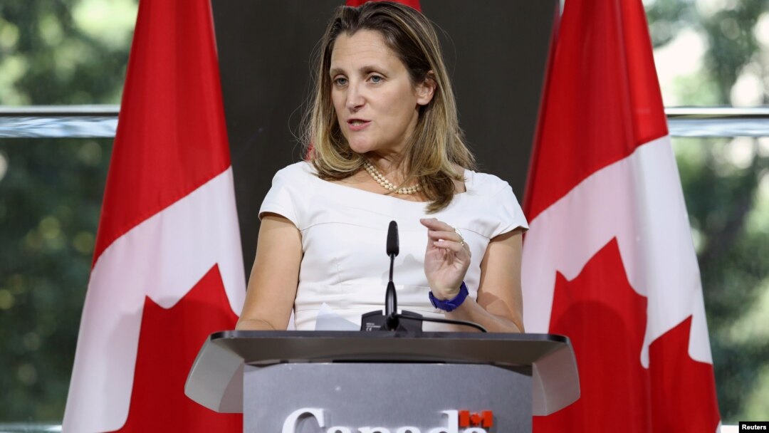 Menteri Luar Negeri Kanada Chrystia Freeland memberikan konferensi pers di Kedutaan Besar Kanada di Washington DC, Jumat (31/8). 