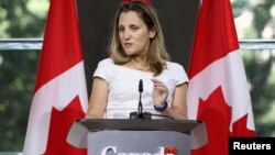 Menteri Luar Negeri Kanada Chrystia Freeland memberikan konferensi pers di Kedutaan Besar Kanada di Washington DC, Jumat (31/8). 