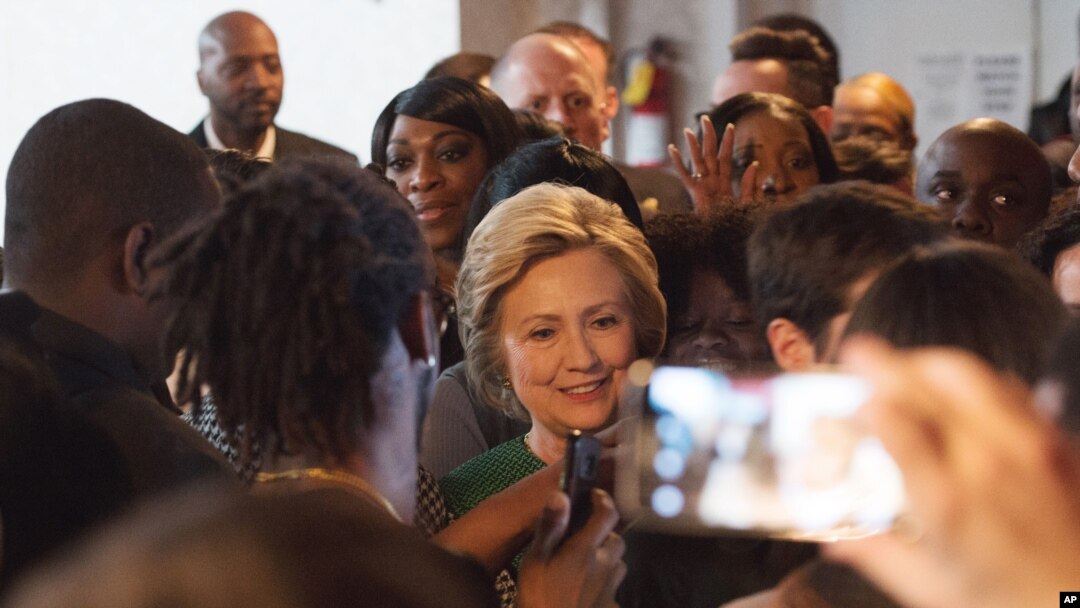 Kandidat Capres AS dari partai Demokrat, Hillary Clinton, seusai memberikan sambutan dalam kampanye di New Greater Bethel, New York (10/4). 