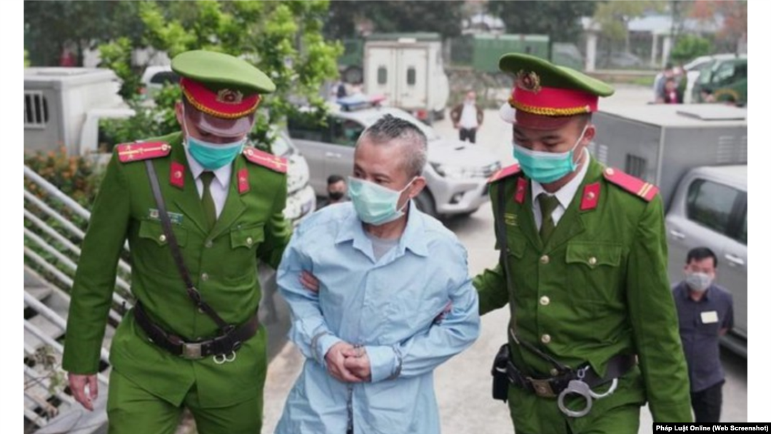 Chính sách đất đai là nguồn cội của tham nhũng. Trong hình: Ông Lê Đình Công bị dẫn ra tòa trong phiên phúc thẩm liên quan vụ án Đồng Tâm. Hình minh họa.
