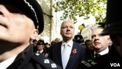 Pendiri WikiLeaks, Julian Assange, meninggalkan Pengadilan Tinggi London, Selasa (2/11).