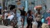 La gente huye del barrio Carrefour Feuilles, tomado por las pandillas, en Puerto Príncipe, Haití, el 15 de agosto de 2023. REUTERS/Ralph Tedy Erol