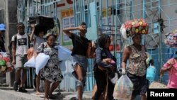 La gente huye del barrio Carrefour Feuilles, tomado por las pandillas, en Puerto Príncipe, Haití, el 15 de agosto de 2023. REUTERS/Ralph Tedy Erol