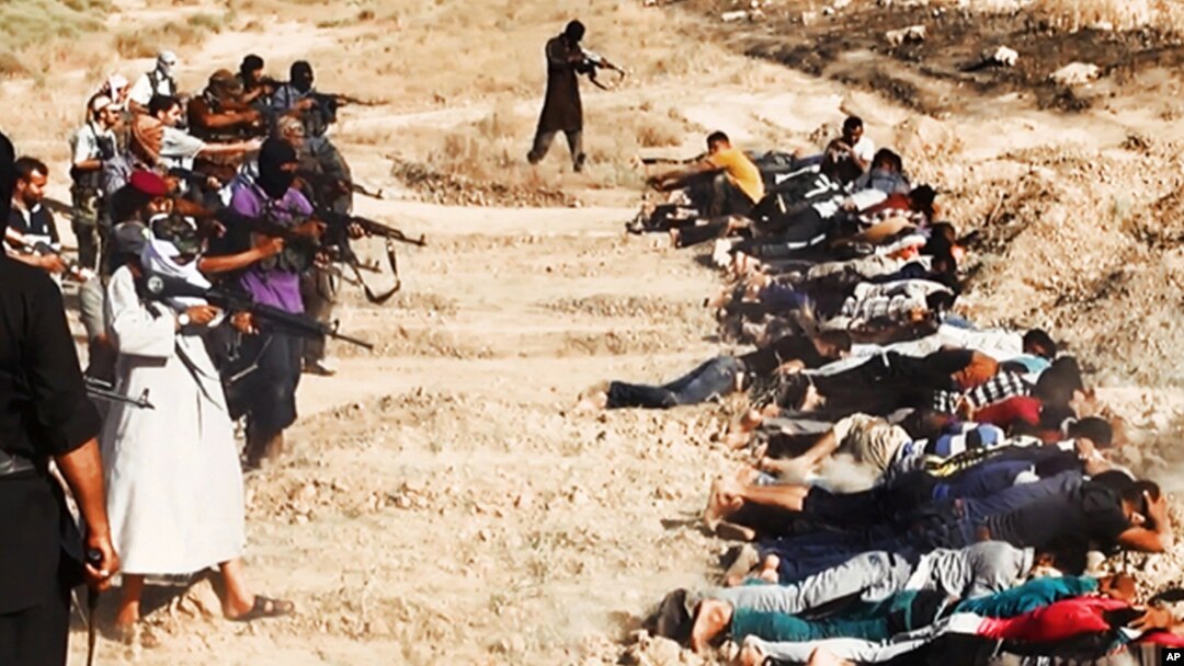 Foto dari situs internet ISIS menunjukkan militan ISIS menawan puluhan tentara Irak (foto: dok).