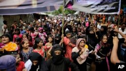 Para perempuan pengungsi Rohingya melakukan unjuk rasa di kamp Kutupalong, Bangladesh (foto: dok). Warga Rohingya menuntut agar status kewarganegaraan dan jaminan keselamatan menjadi persyaratan untuk kembalinya kelompok etnis itu ke Myanmar.