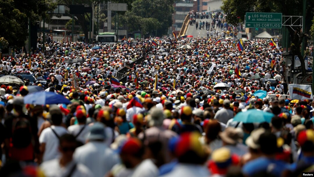 Người ủng hộ lãnh đạo đối lập Venezuela Juan Guaido biểu tình chống tổng thống Nicolas Maduro ở Caracas, Venezuela, ngày 6 tháng 4, 2019.