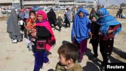 Afghan families fleeing from the districts of Malistan and Jaghori, because of the conflict between Taliban and Afghan forces, arrive in Ghazni, Afghanistan, Nov. 14, 2018. 