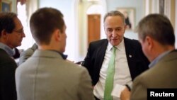 Senator AS Chuck Schumer dari Partai Demokrat berbicara dengan wartawan saat beristirahat dari sesi Senat di Gedung Capitol Hill, Washington (13/12). (Reuters/Jonathan Ernst)