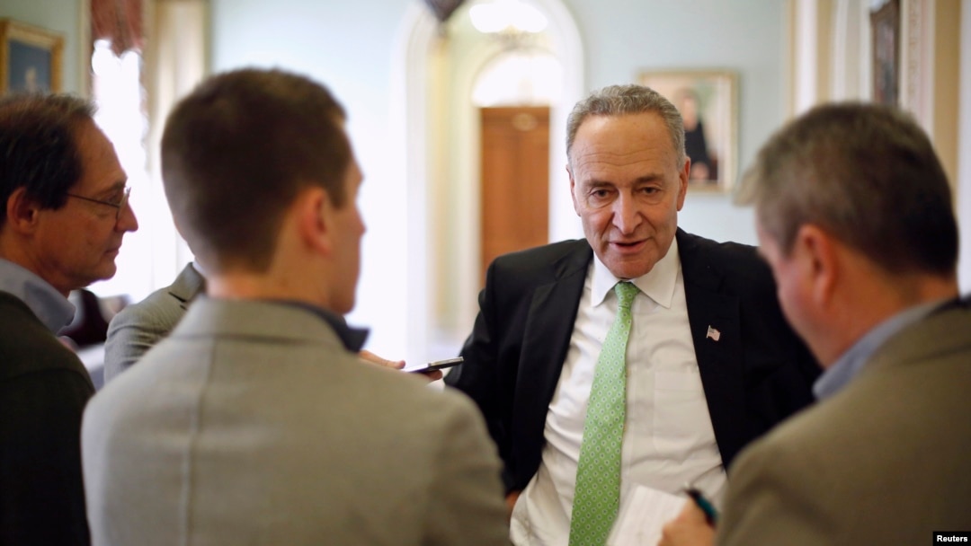 Senator AS Chuck Schumer, dari partai Demokrat, New York, berbicara pada wartawan di Capitol di Washington, 13 Desember 2014. 