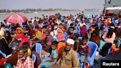  Bhasan Char ကျွန်းဆီကို ရိုဟင်ဂျာဒုက္ခသည်များအား သ င်္ဘောဖြင့် ရွှေ ပြောင်းစဉ် (ဓာတ်ပုံ- REUTERS/Mohammad Ponir Hossain/File Photo)