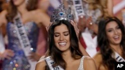 Paulina Vega tersenyum saat dinobatkan menjadi Miss Universe 2015 di Miami (25/1). (AP/Wilfredo Lee)